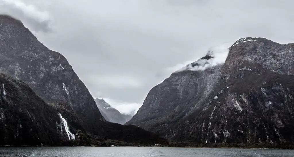 Cruise Milford Sounds - a view across milford sounds