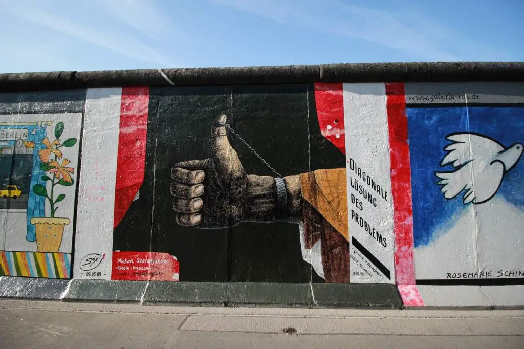 Artwork on the Berlin Wall: Large thumbs up