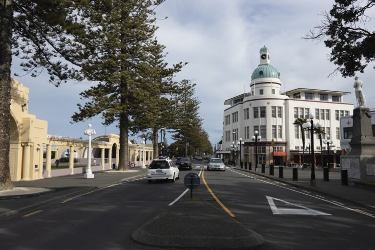 Best things to do in Napier: This photo shows Marine Parade in Napier with Art Deco buildings in the background